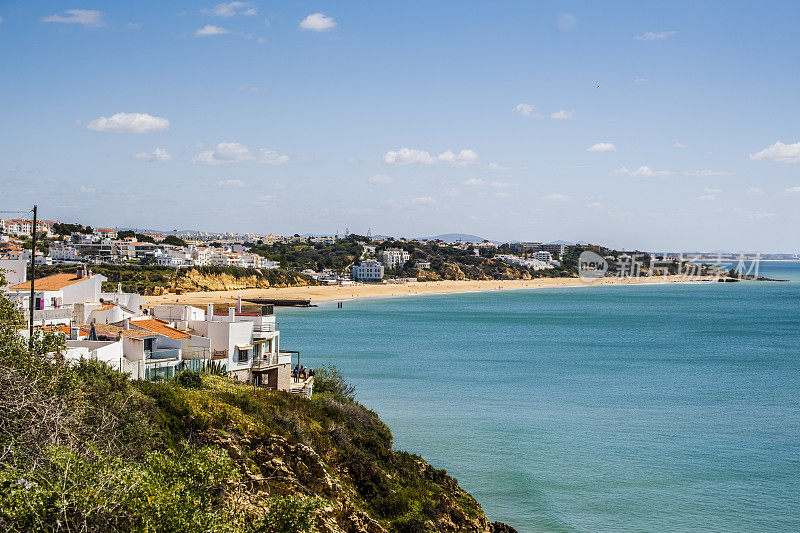 阿尔布费拉海滩的壮丽景色，全景，旅游和著名的地方被称为普拉亚dos pescadores或渔民海滩在阿尔布费拉，葡萄牙。
